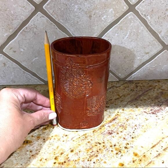 Signed boho elephant Ceramic Vase - Picture 9 of 9